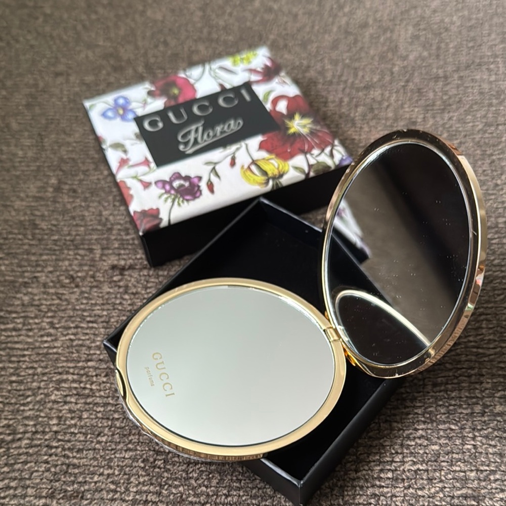 Gucci Flora Gold Compact - Picture 2 of 3